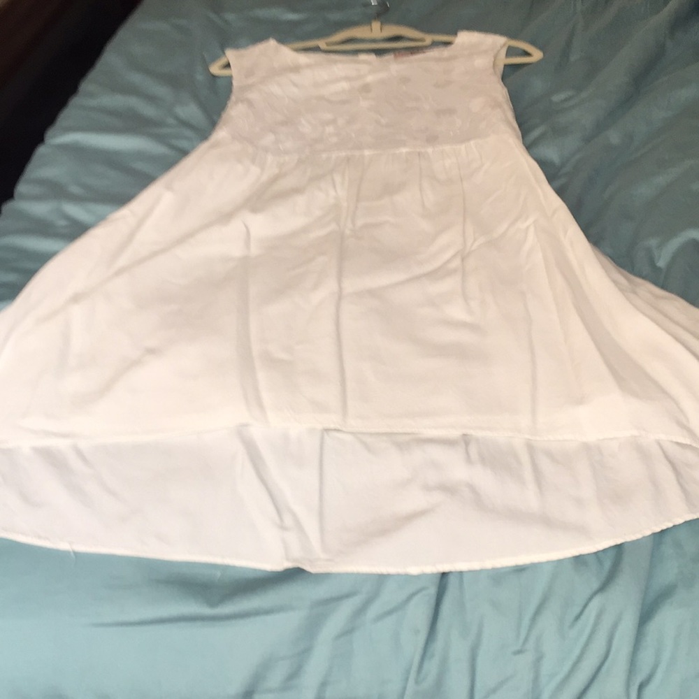Pretty & flirty white floral accented dress